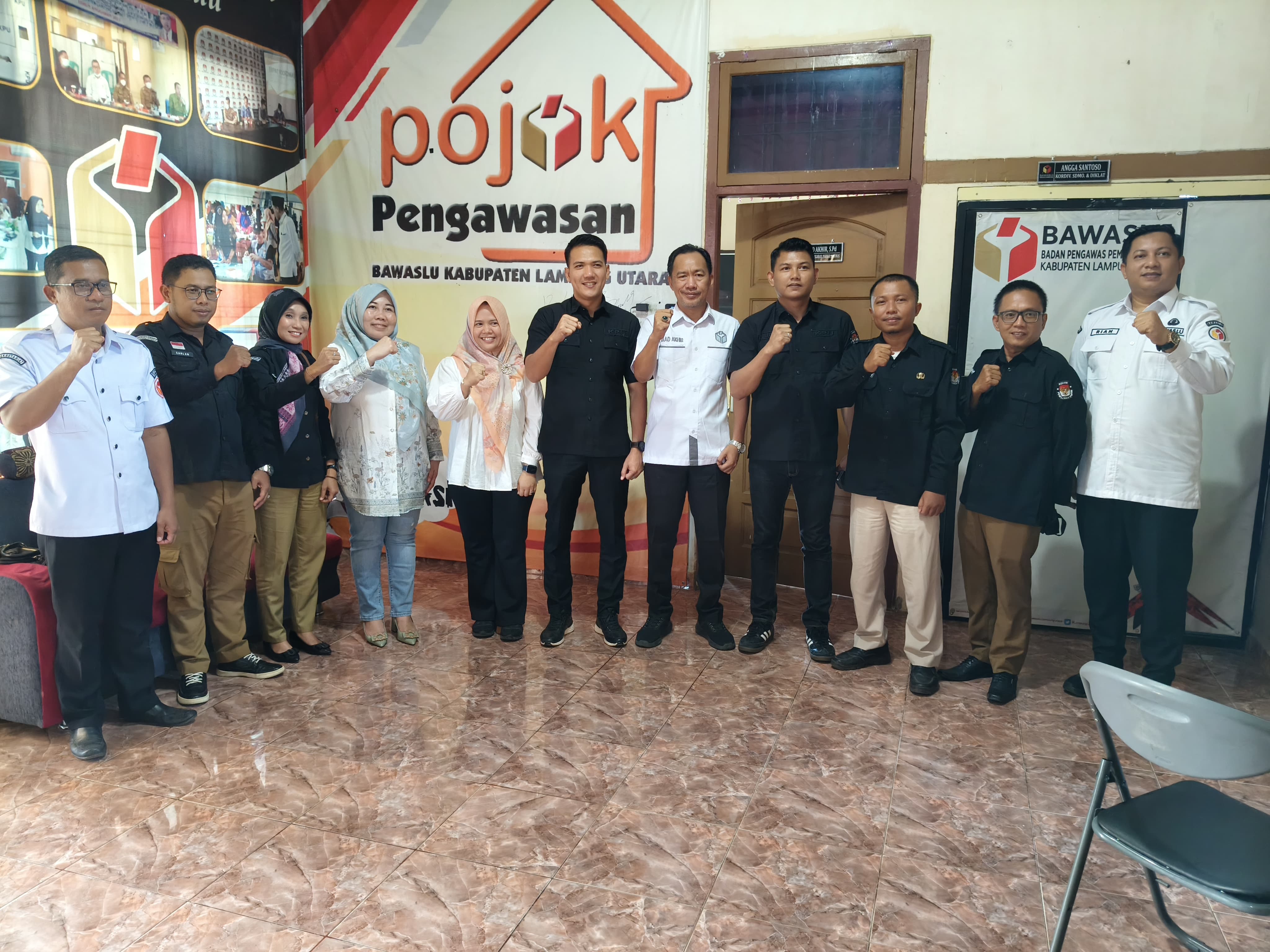 Foto bersama KPU Lampung Utara dan Bawaslu Lampung Utara di sekretariat  Bawaslu Lampung Utara Rabu (11/06)