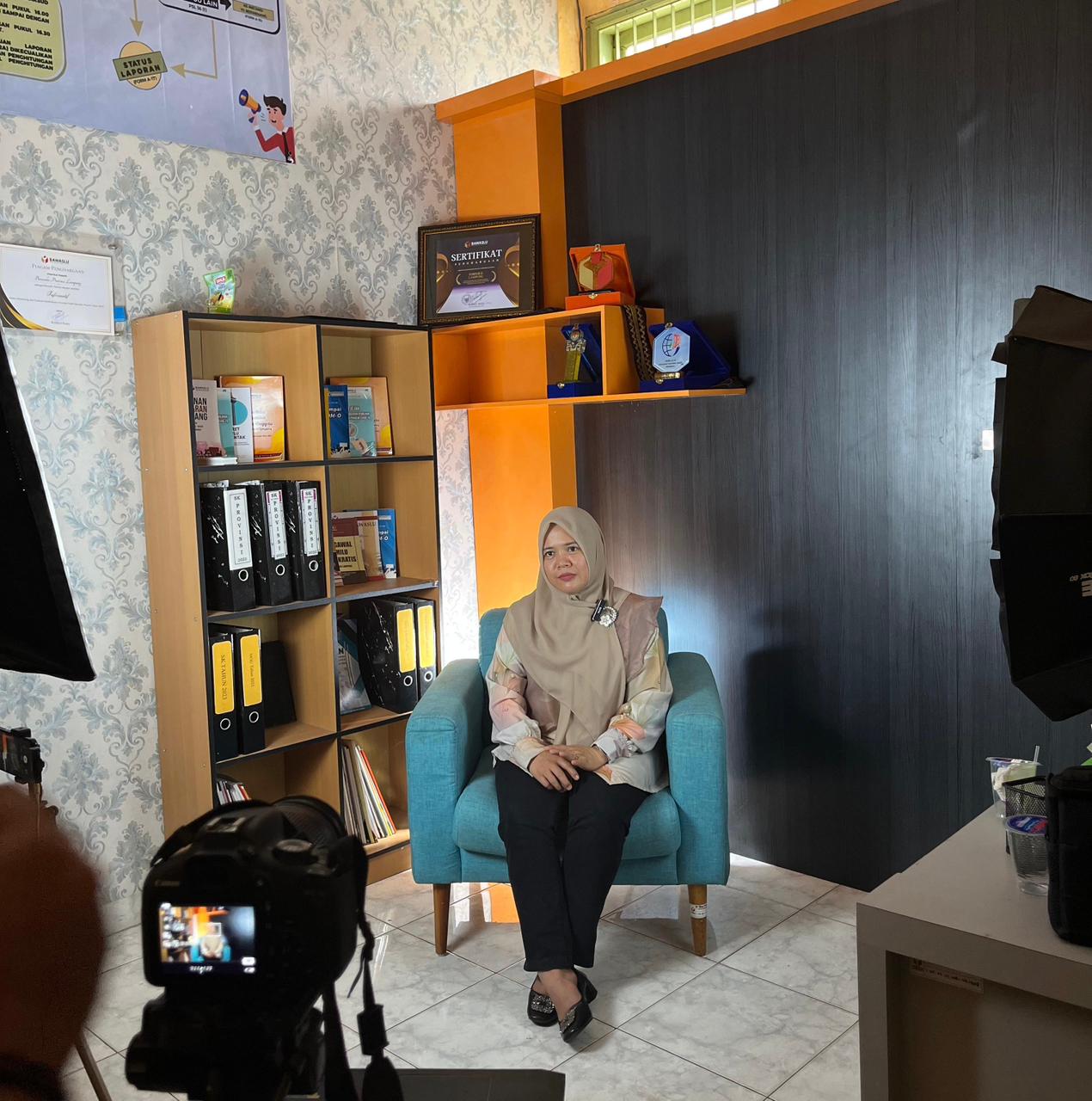 Foto Ketua Bawaslu Lampung Utara saat diambil video