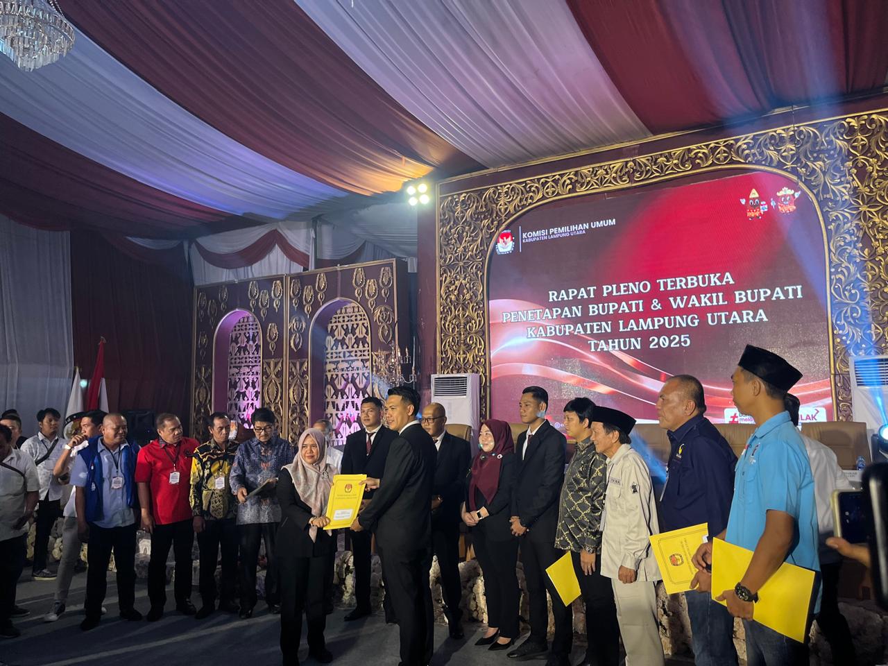 Foto Penyerahan BA Pleno Penetapan Bupati dan wakil bupati kabupaten lampung utara