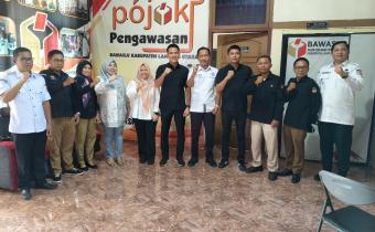 Foto bersama KPU Lampung Utara dan Bawaslu Lampung Utara di sekretariat  Bawaslu Lampung Utara Rabu (11/06)