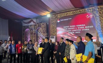 Foto Penyerahan BA Pleno Penetapan Bupati dan wakil bupati kabupaten lampung utara